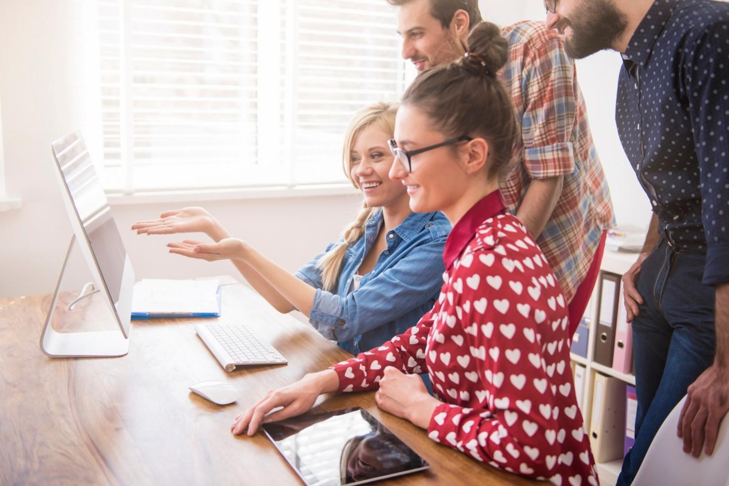 Sessione di editing in corso con timeline complessa e multiple tracce video