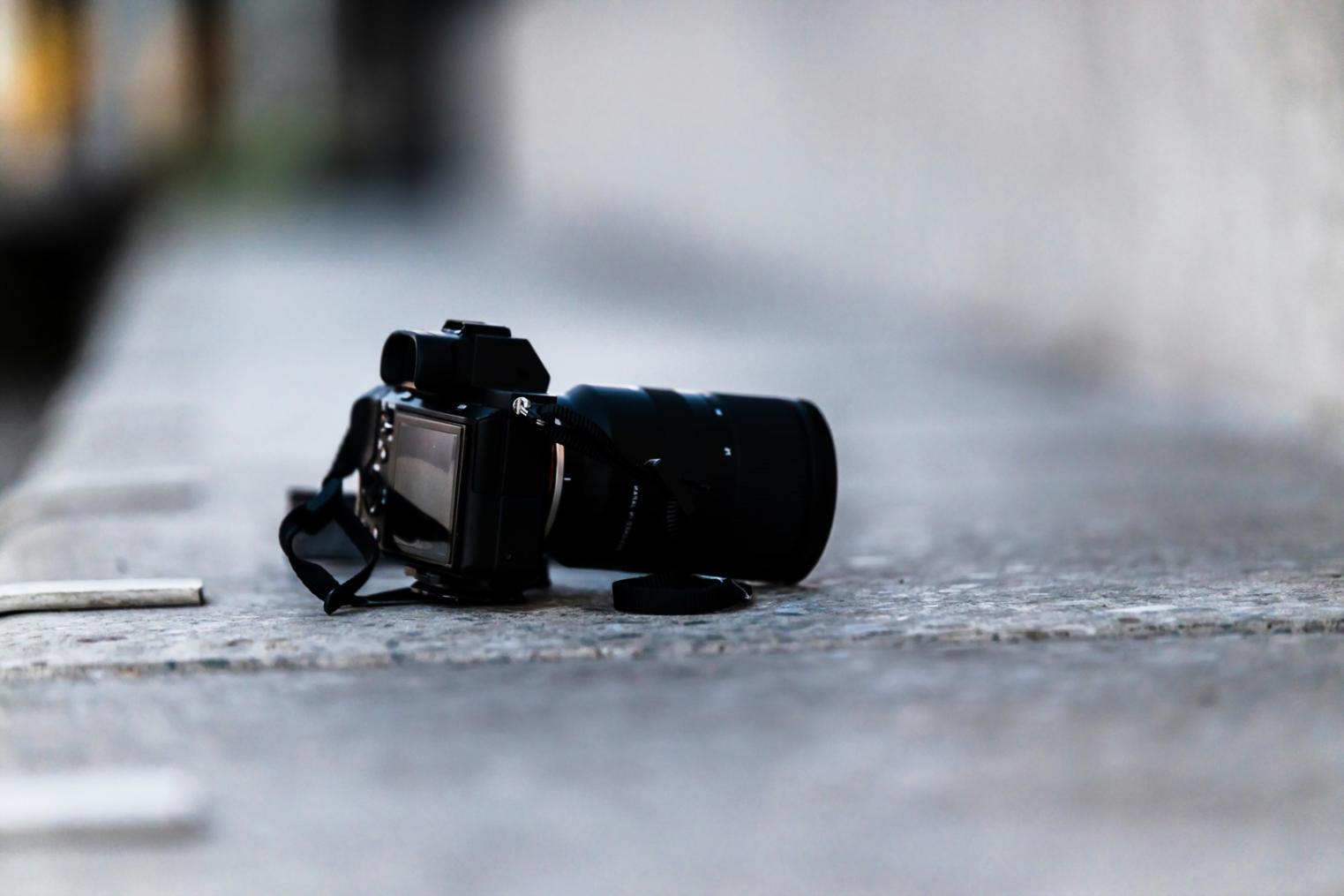 Editing suite professionale con monitor multipli per il montaggio documentaristico