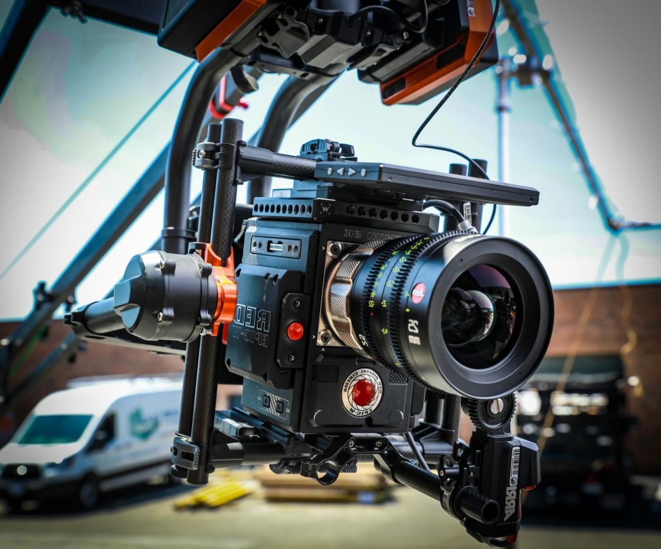 Studio di post-produzione con strumentazione professionale per l'editing documentaristico