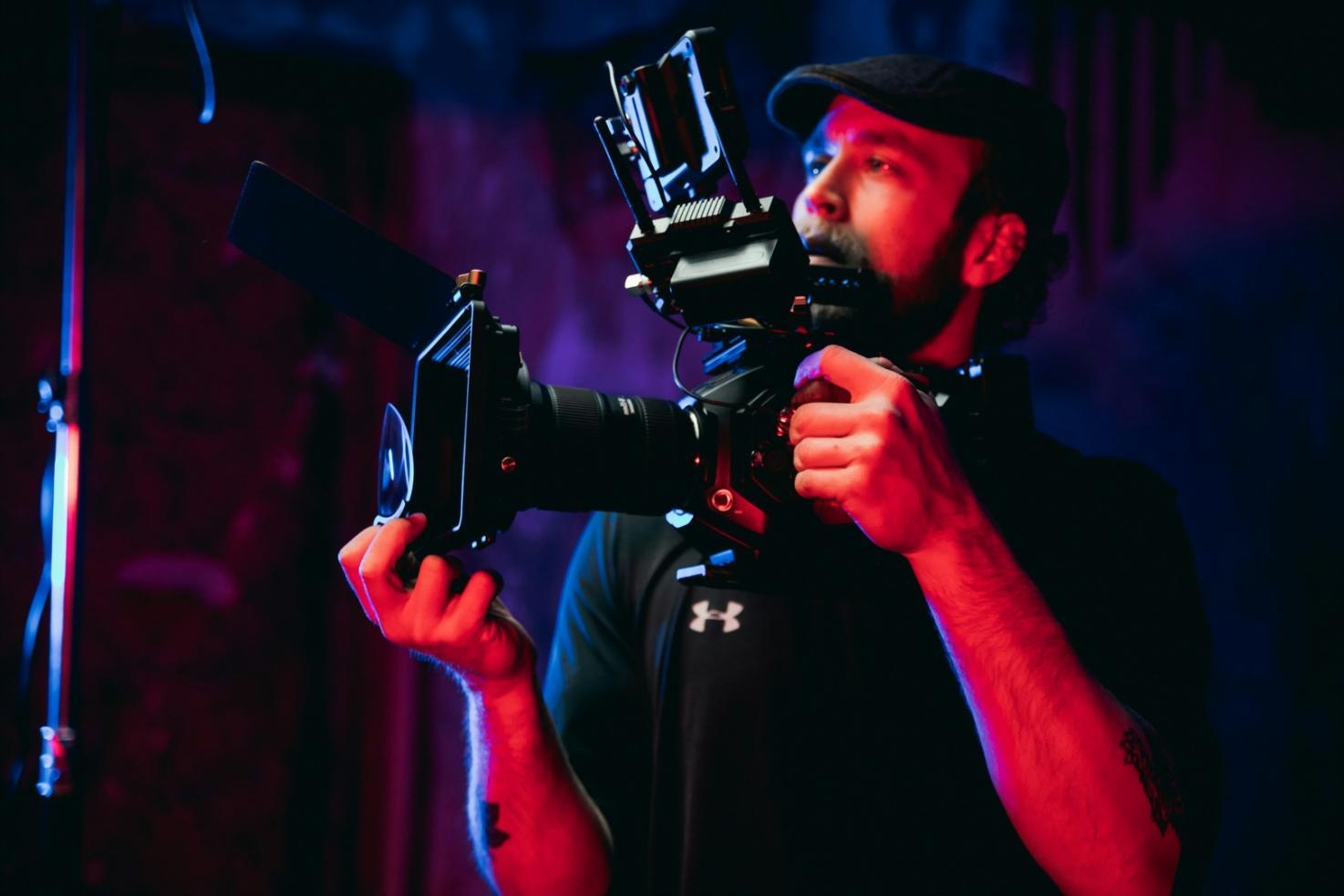 Ambiente di lavoro professionale con attrezzature di montaggio video