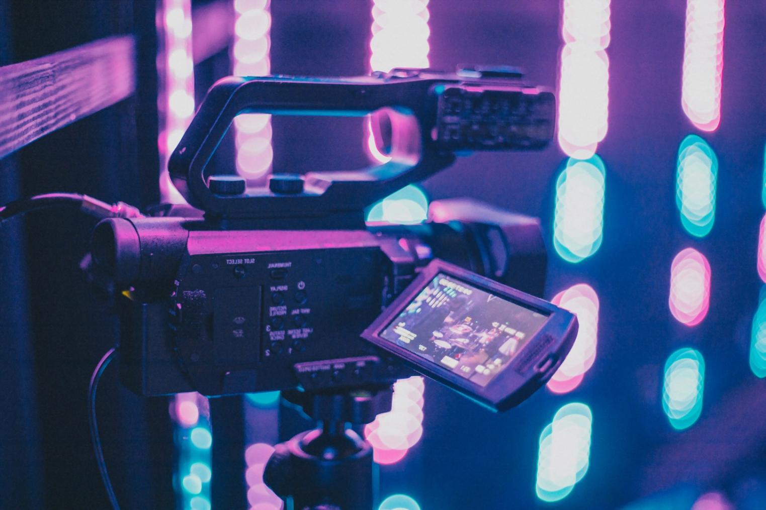 Studenti al lavoro su progetti di editing documentaristico