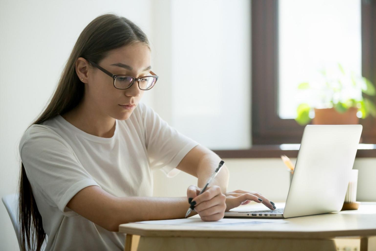 Ambiente di lavoro professionale per editing video