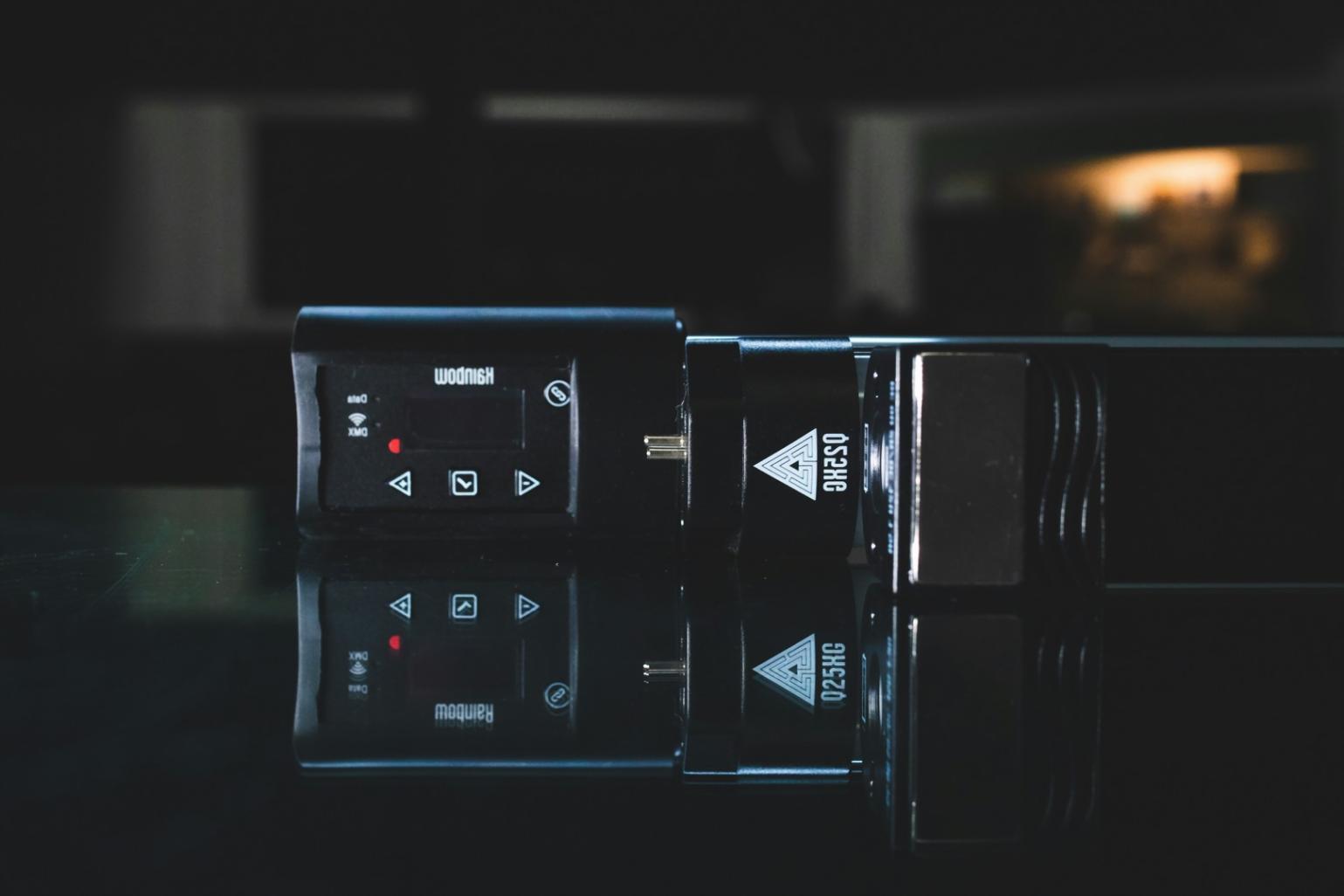 Studente che lavora al montaggio di un documentario utilizzando software professionale di editing