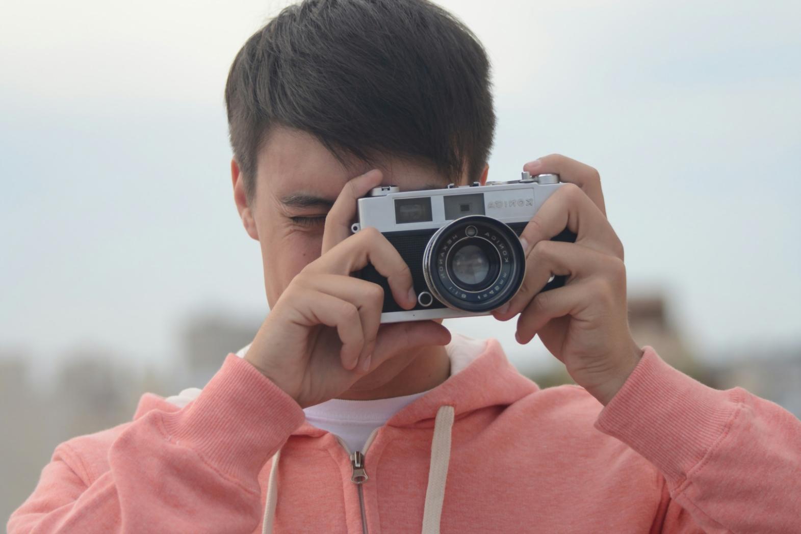Ambiente di lavoro per il montaggio video con schermi multipli e attrezzature professionali utilizzate durante il corso