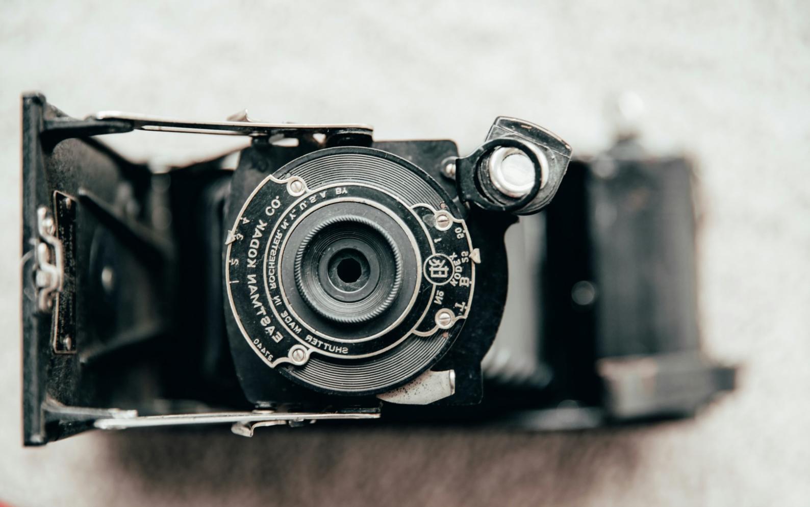 Studente al lavoro in sala montaggio con doppio monitor